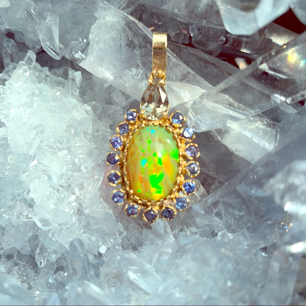 3 carat opal pendant in gold